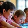 Glückliche Grundschulkinder lernen interaktiv.