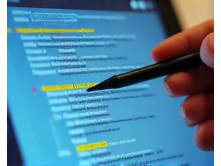 Bildschirm zeigt KI-basierte Texterkennung und Korrektur mit hervorgehobenen grammatikalischen Fehlern und Stilvorschlägen.